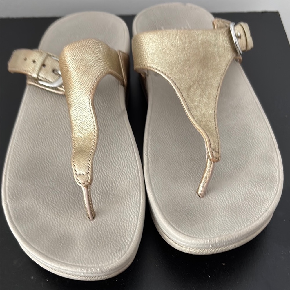 Fitflop Gold Sandals with Thong Style and Ankle Strap